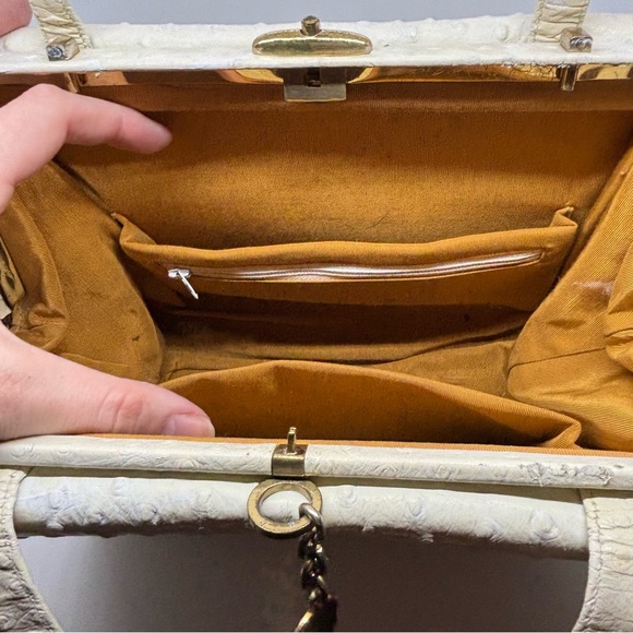Vintage Classic Elegant Structured Top Handle Handbag – ostrich embossing -Ivory - Picture 11 of 14
